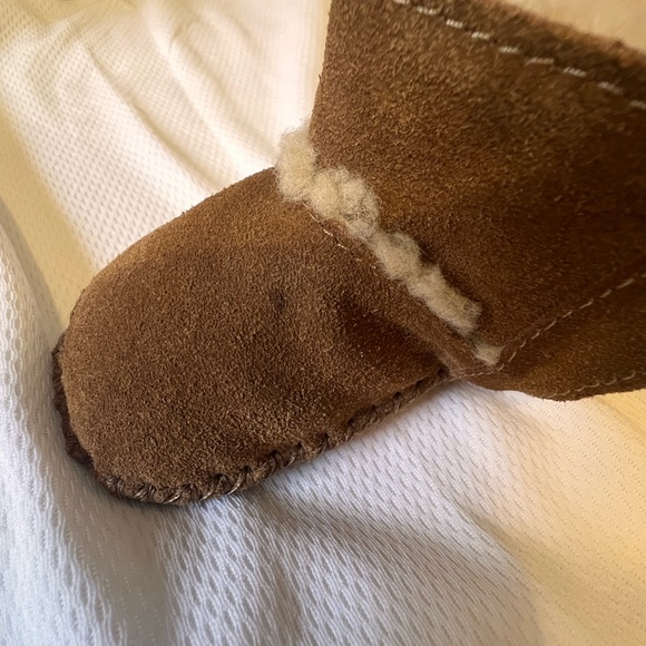 UGG Tan Shearling Baby Slippers NW/OT - Picture 6 of 10